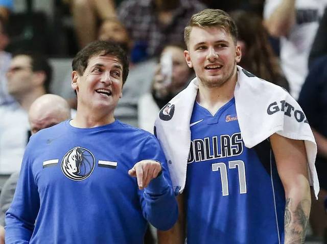 展示了他在 展示了他在